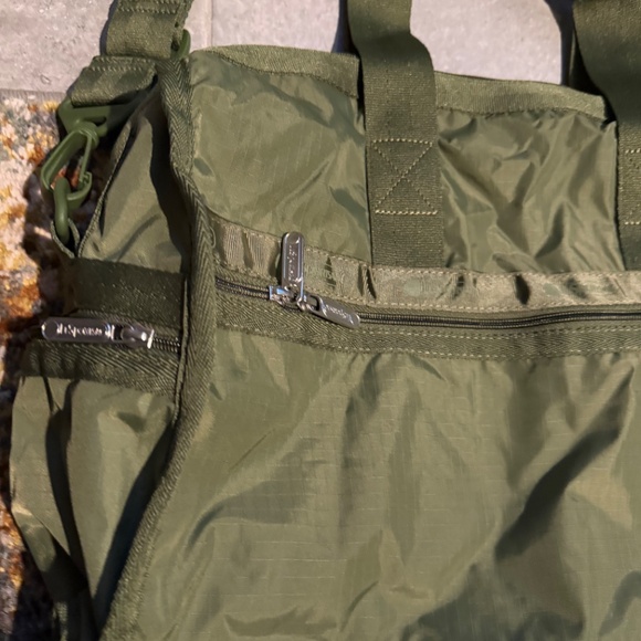 LeSportsac Deluxe Medium Weekender Bag - Picture 2 of 6